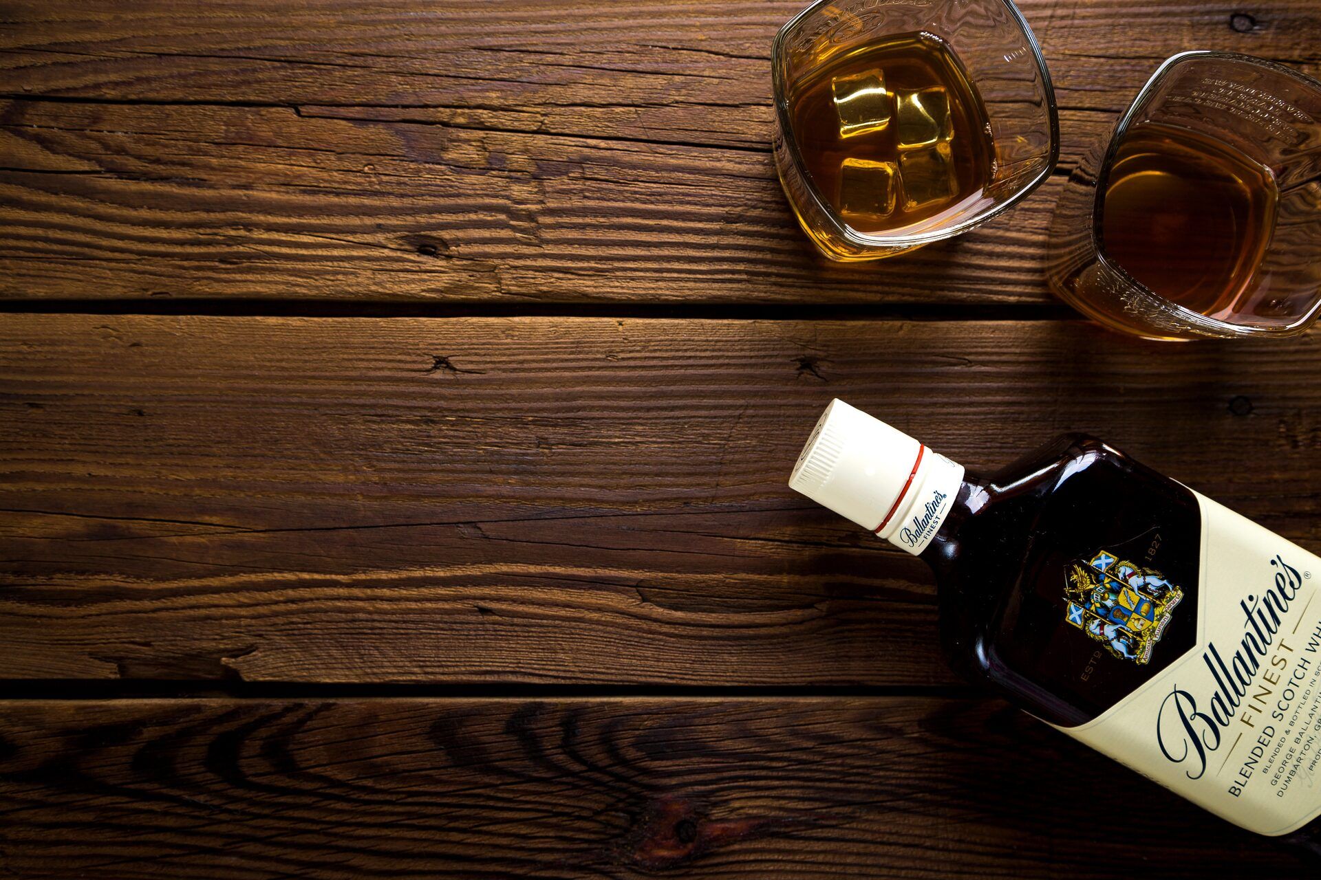 Whiskyflasche mit zwei Gläsern