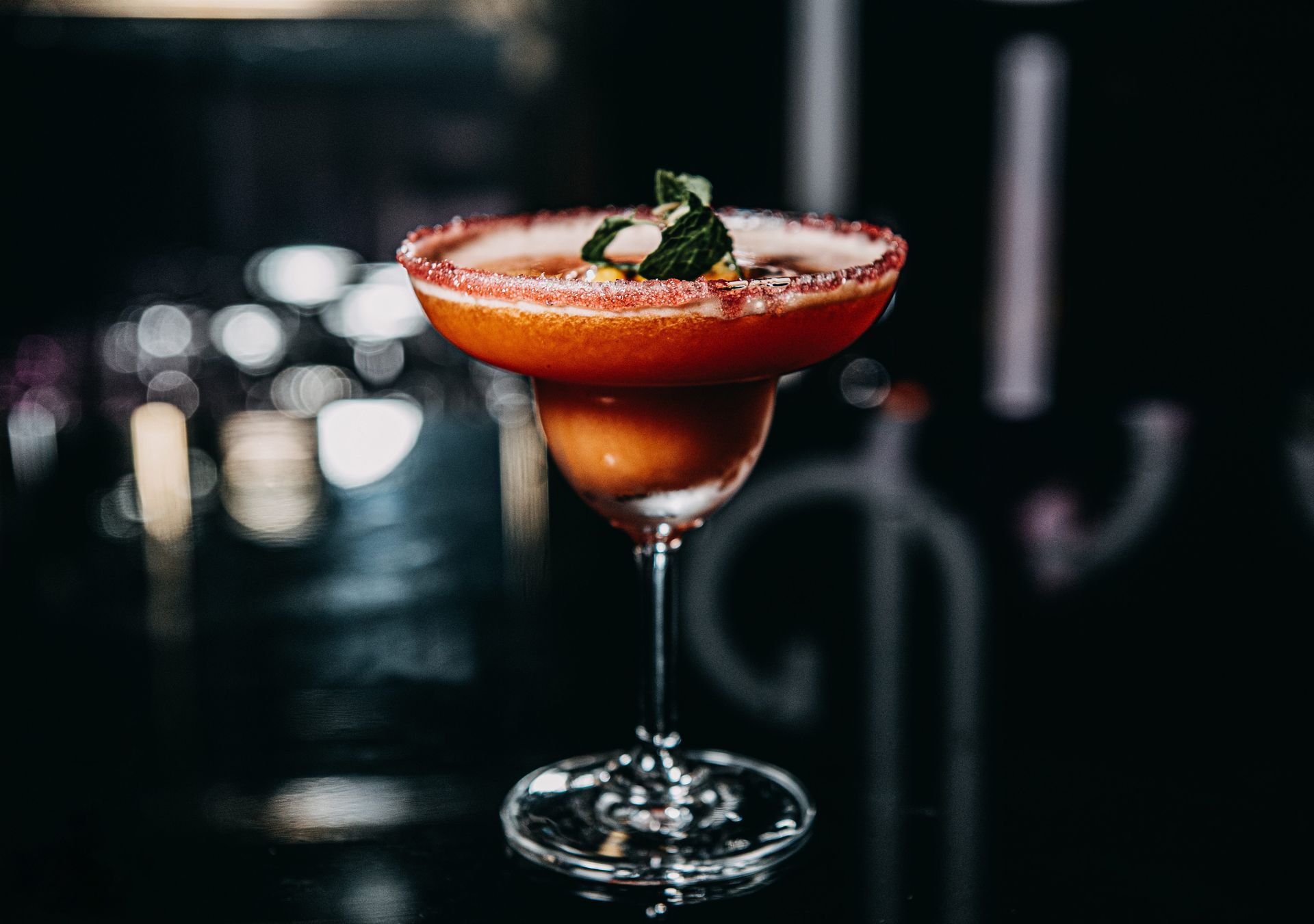 Roter Margarita-Cocktail mit Zuckerrand