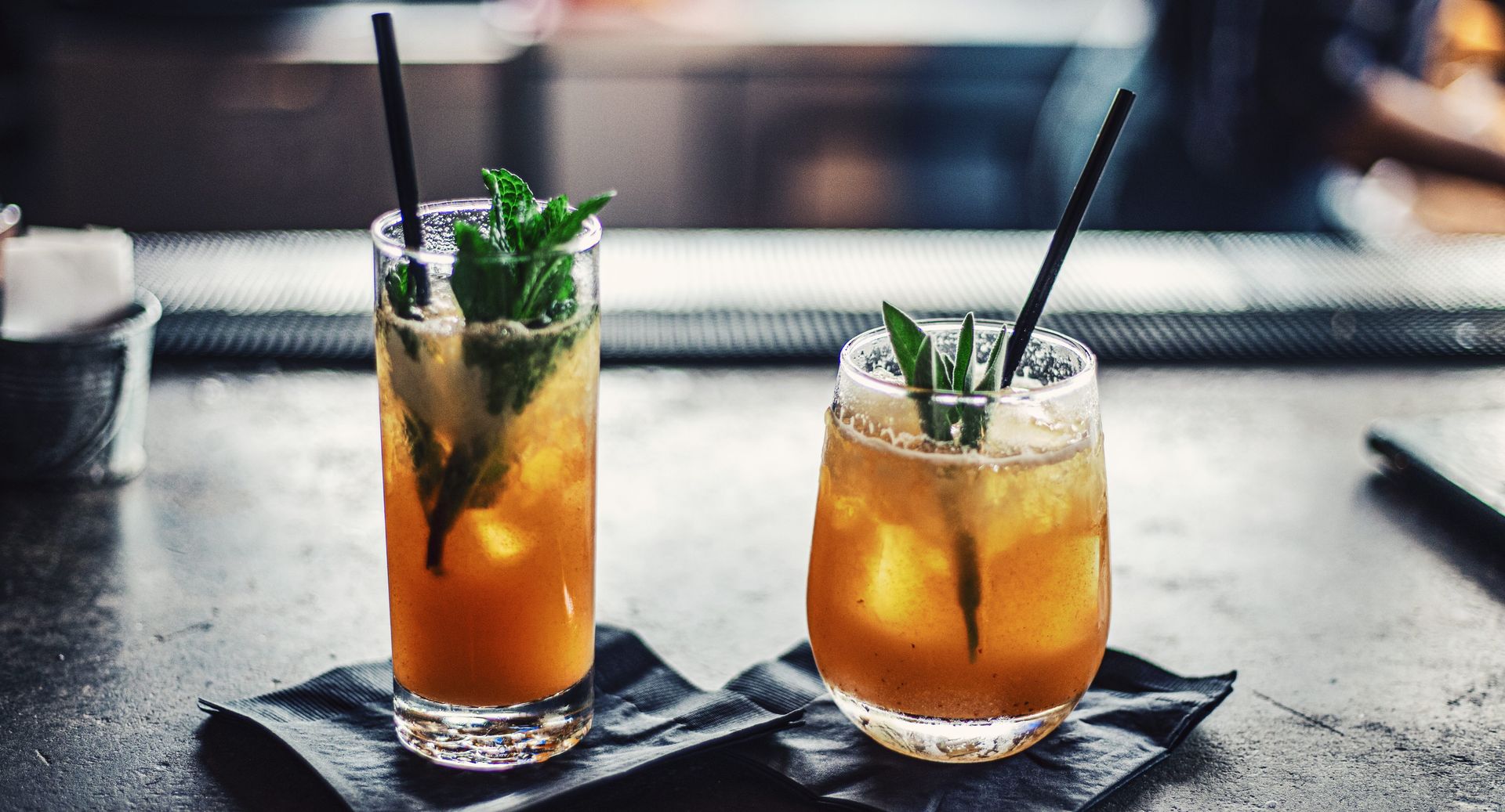 Cocktails mit Minze und Strohhalm